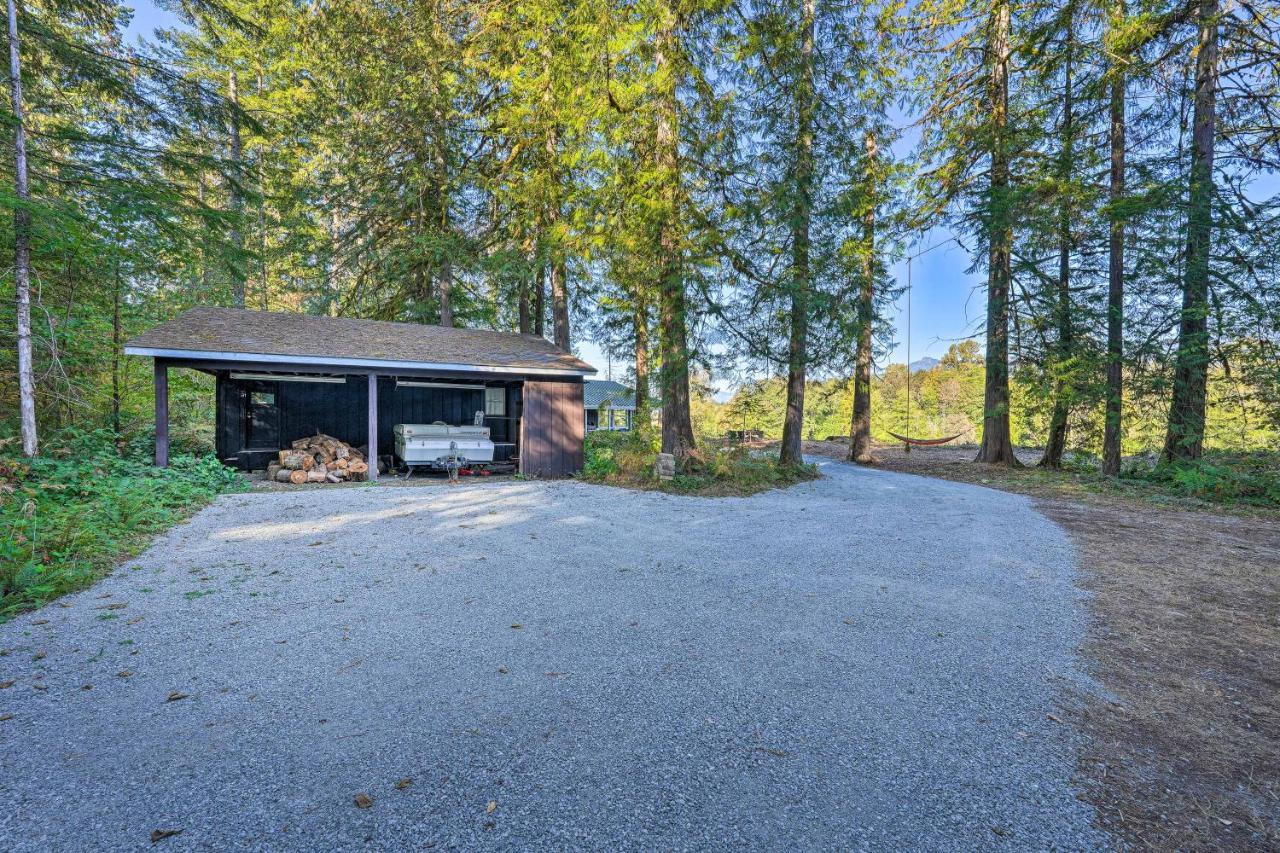Dreamy Riverside Cabin With Fireplace And Grill Concrete Exteriör bild